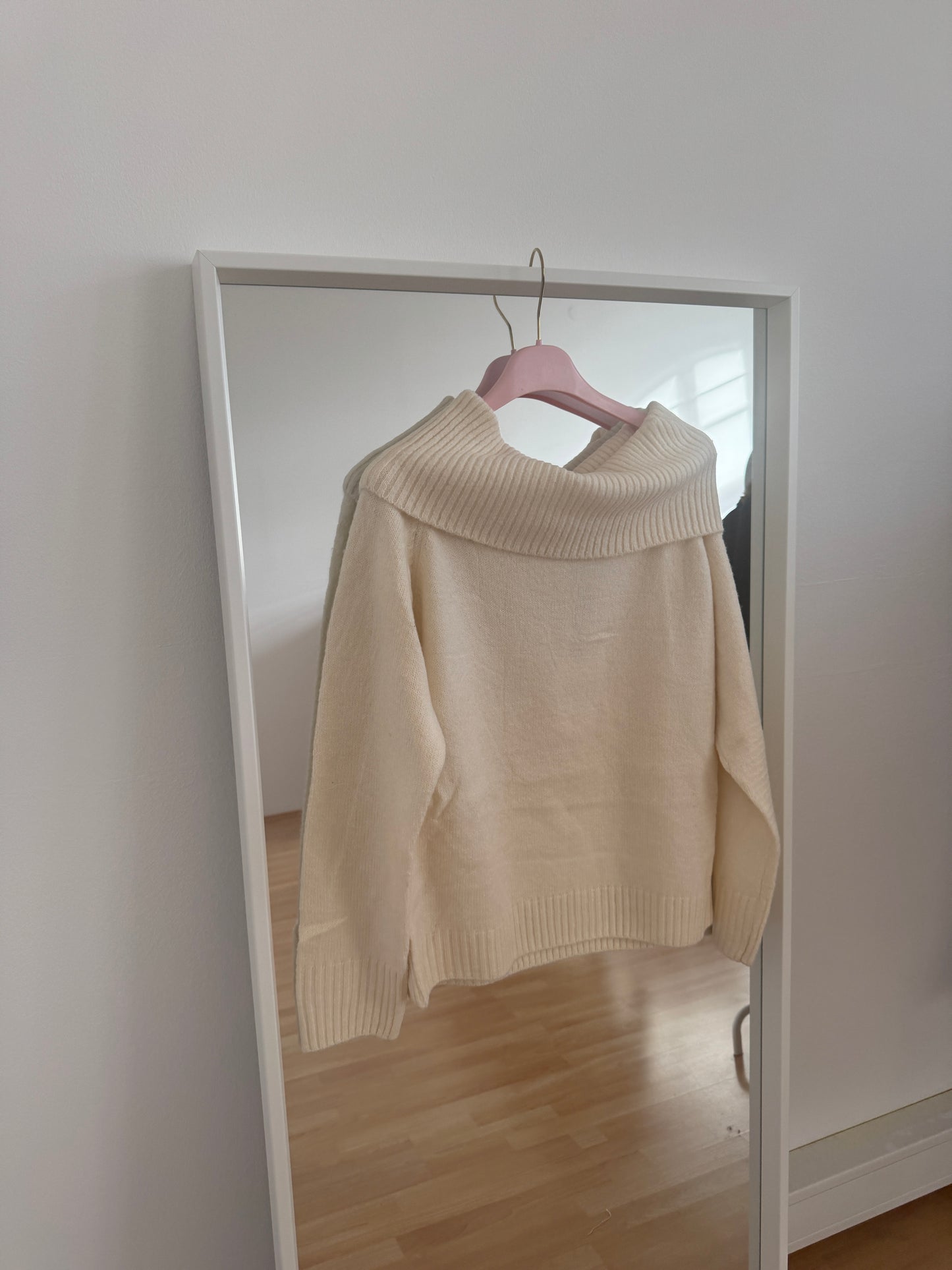 Offshoulder Pullover